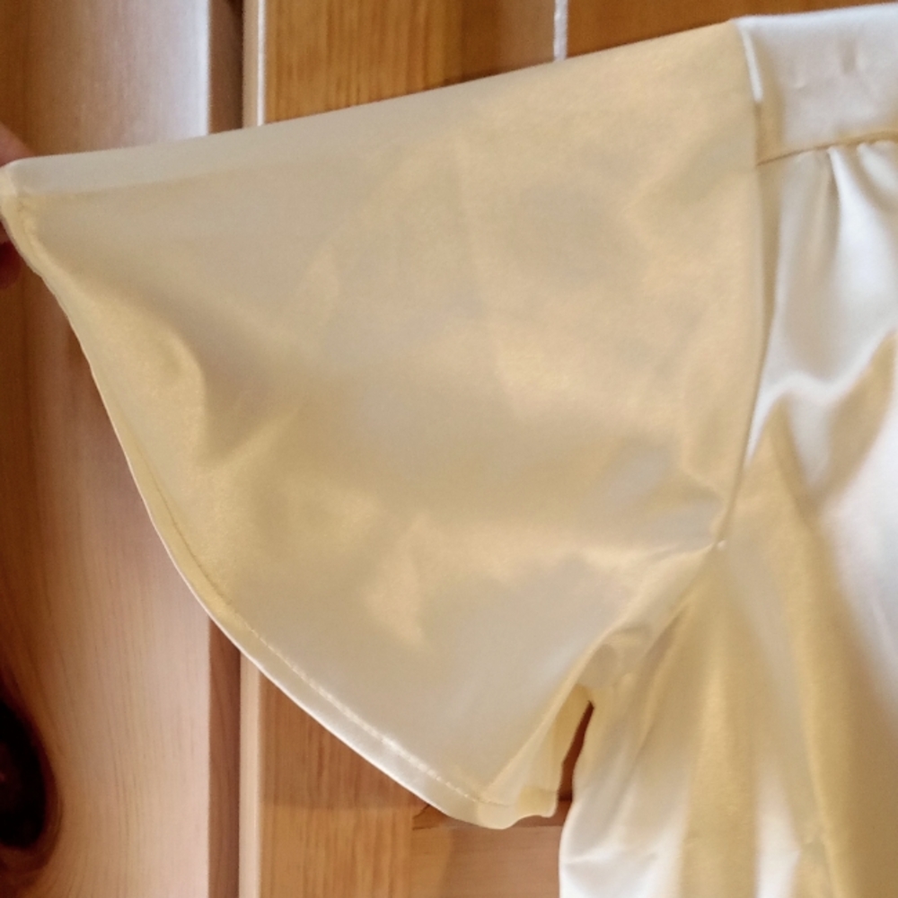 Modern Renewal Crop Top with a tie closure. Soft Butter color Size Large - Picture 4 of 7